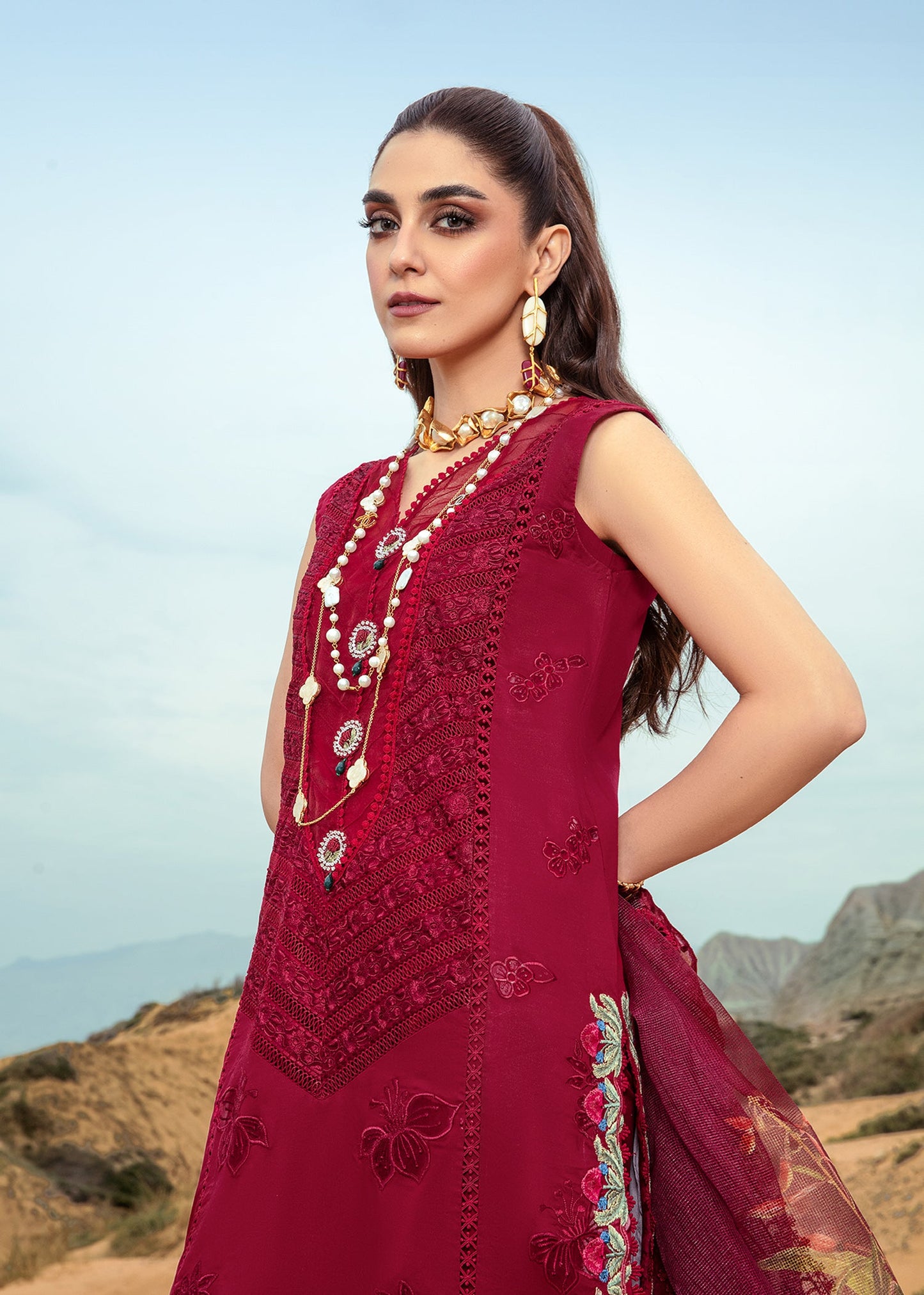 Saira Shakira Lawn'24 by Crimson Collection 2024 – Lillie de Jong - Cherry