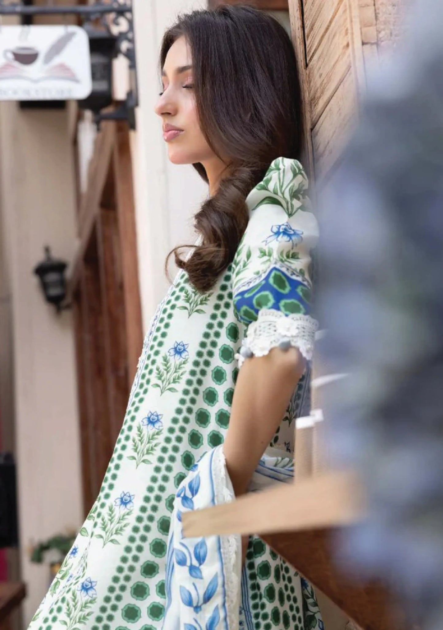 Close-up side profile view highlighting the fine vertical green vine bands and blue floral borders on the shirt sleeves code MB-ELHV4-08.
