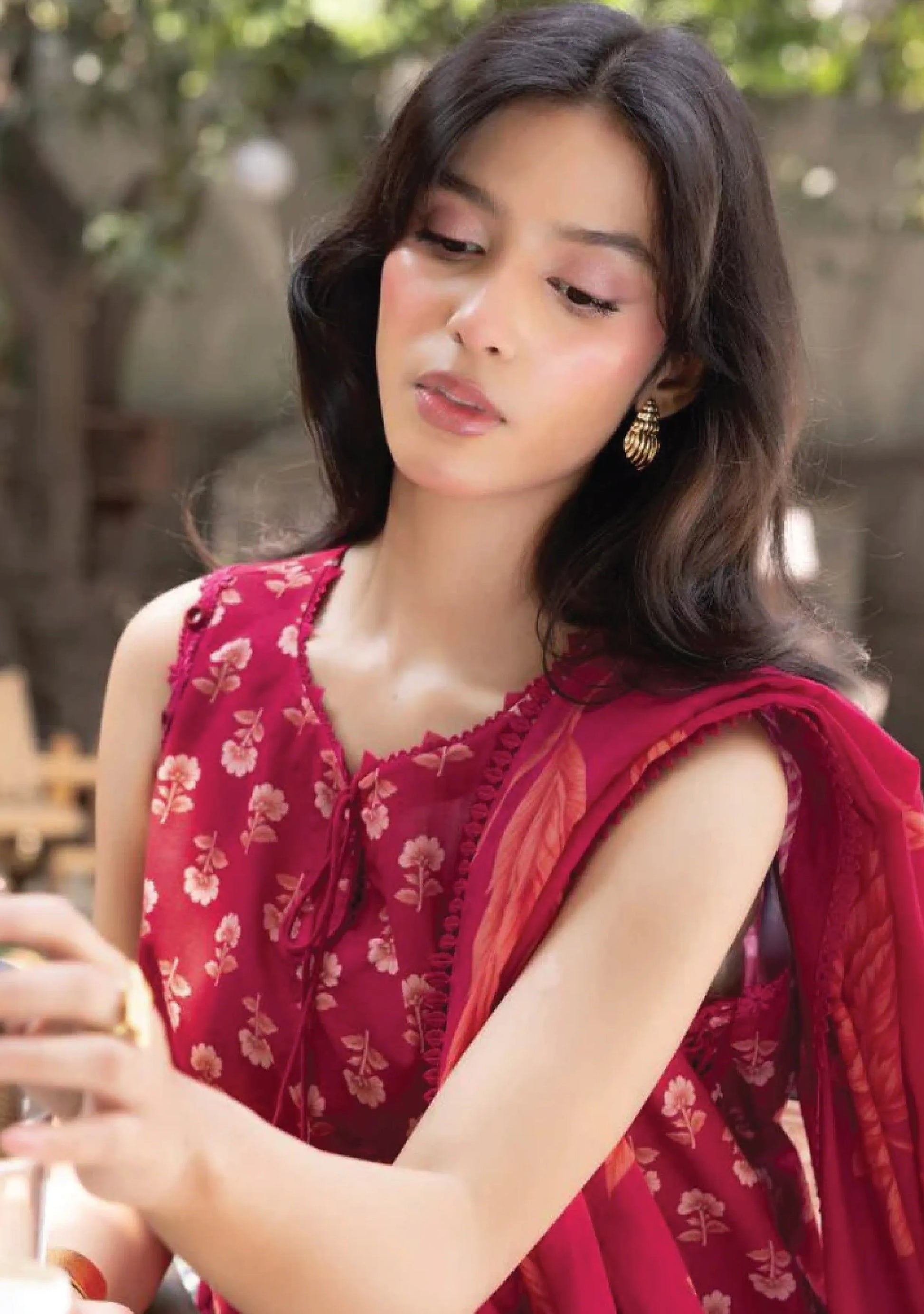 Close-up front view highlighting the delicate cream floral buti prints on the shirt bodice and soft scalloped neckline finishing details code MB-ELHV4-09.