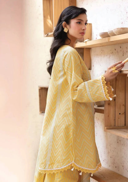 Side profile model look showcasing the fine all-over chevron geometric pattern on the shirt sleeve and side profile layout code MB-ELHV4-10.